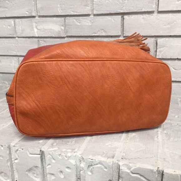 GUESS TOTE/SHOULDER BAG WITH DRAWSTRING FRINGED CLOSURE - Picture 8 of 15